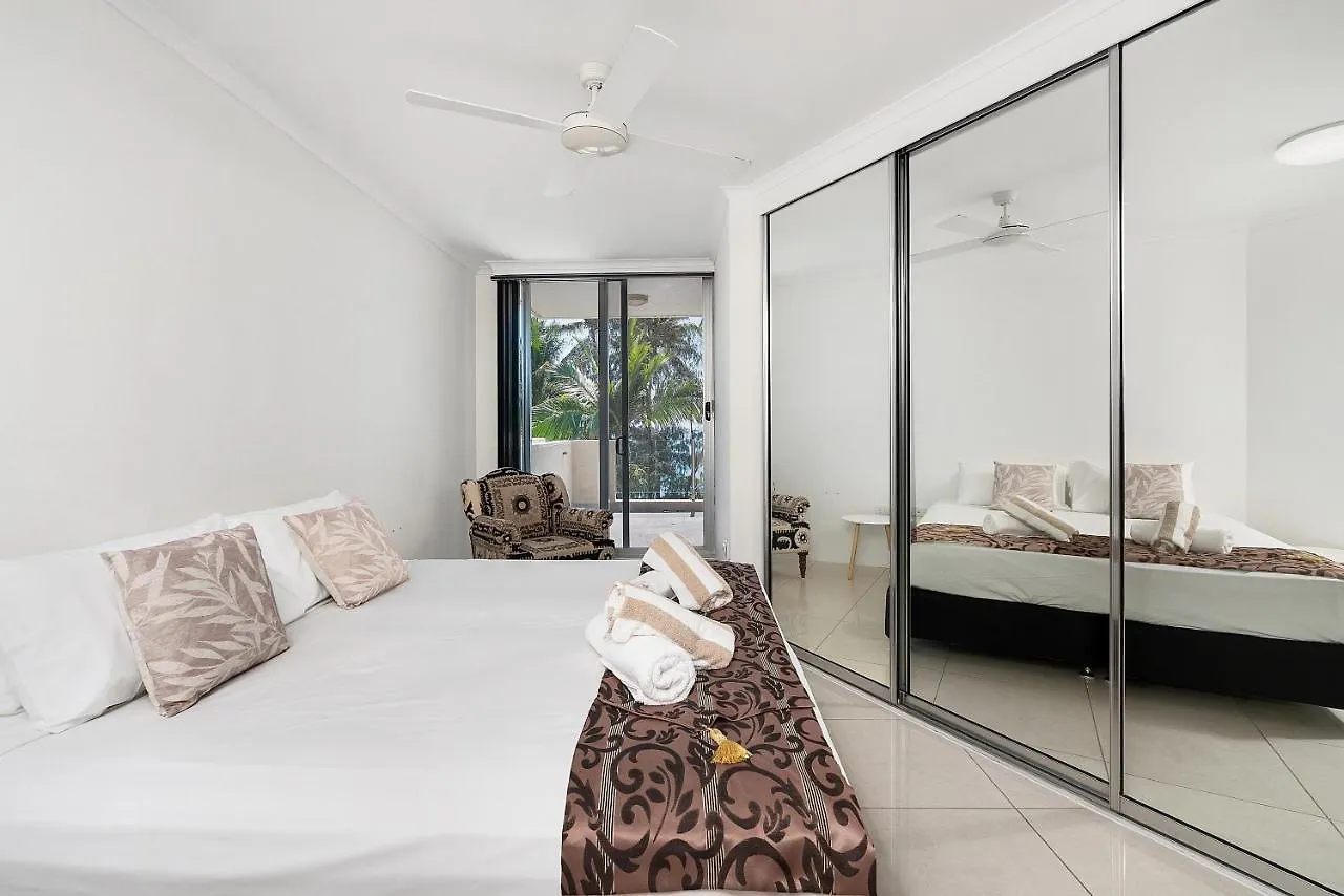 Paringa 2 Bedroom Top Floor Beach Front Apartment Palm Cove Australia