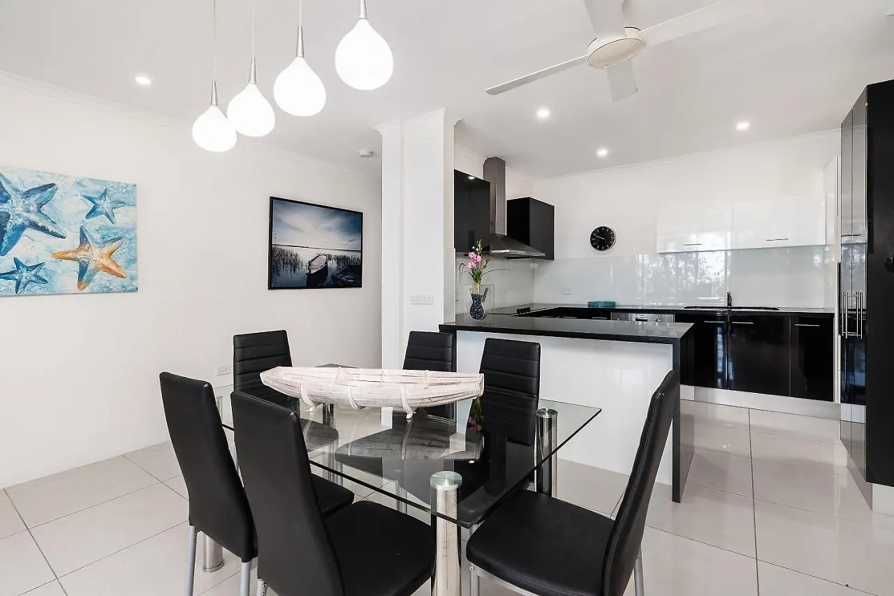 Paringa 2 Bedroom Top Floor Beach Front Apartment Palm Cove